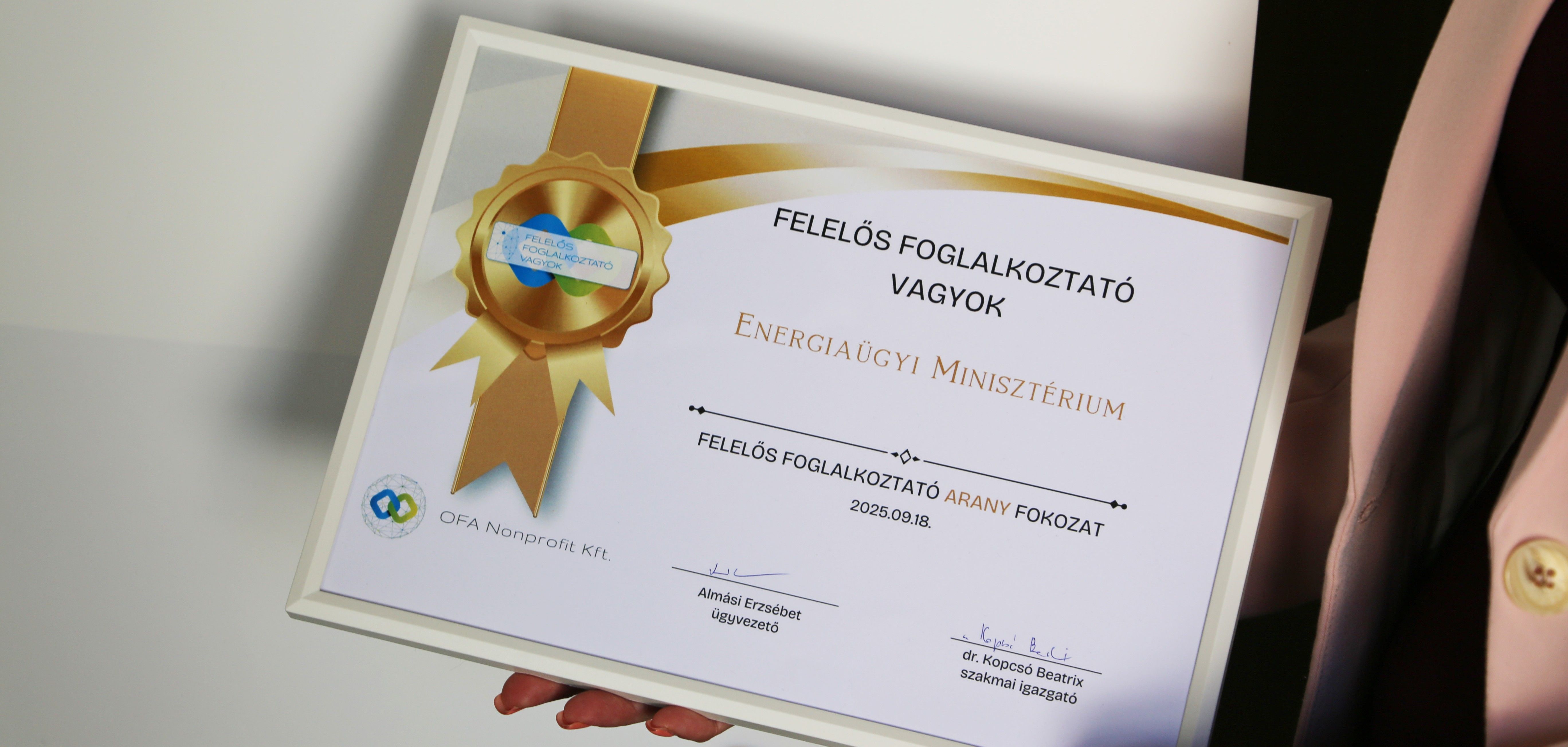 Arany minősítésű Felelős Foglalkoztatói tanúsítványt adott át ügyvezetőnk, Almási Erzsébet az Energiaügyi Minisztérium részére